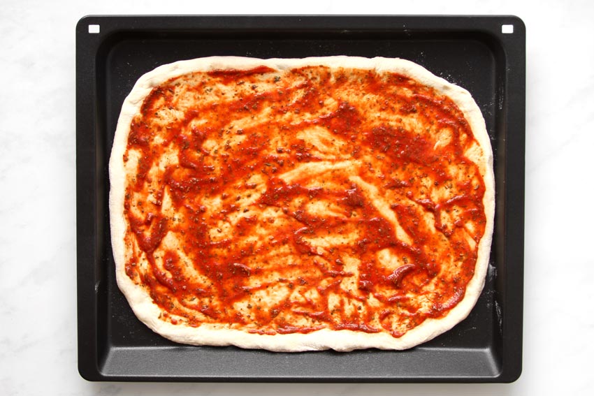 Blechpizza mit Tomatensauce