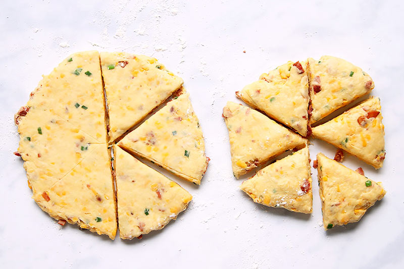 Dreieckige Scones mit Käse und Speck Rezept