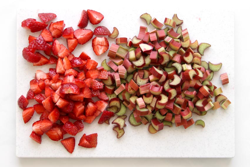 Zerkleinerte Erdbeeren und Rhabarber