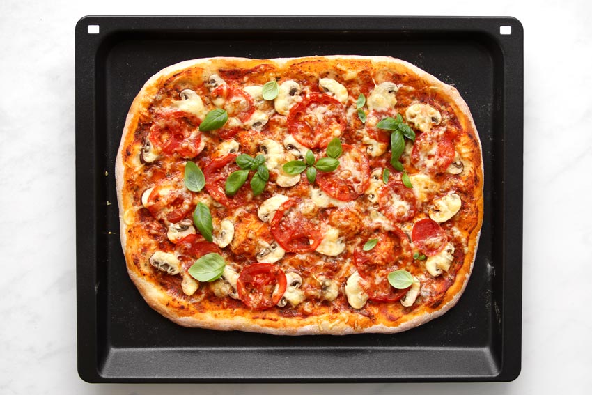 Gebackene Pizza Funghi mit frischen Tomaten