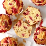 Saftige Erdbeer Rhabarber Muffins
