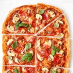 Pizza Funghi – mit frischen Pilzen und Tomaten