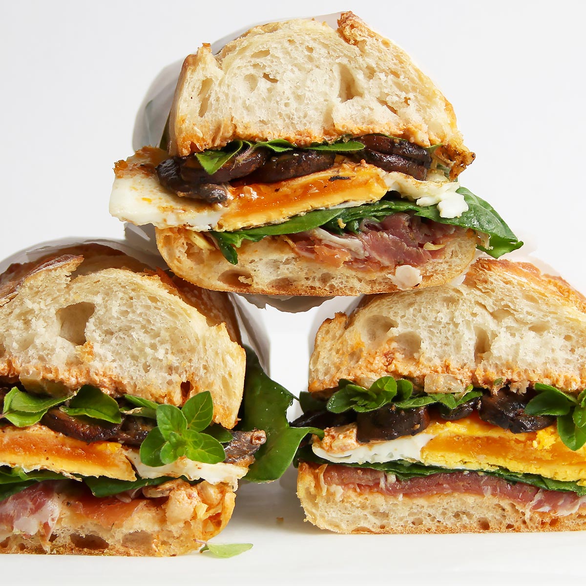 Sandwich mit Prosciutto und Ei und der besten Sauce